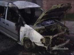 В Киеве на Троещине - на Драйзера горел Volkswagen Caddy. ФОТО