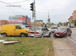 В Тернополе в ДТП с Mitsibishi, Volkswagen и ВАЗом пострадали три человека. ФОТО+видео