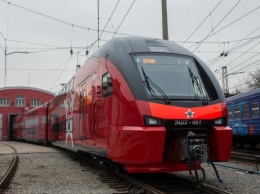 На юге Москвы поезд насмерть сбил несовершеннолетнюю девочку