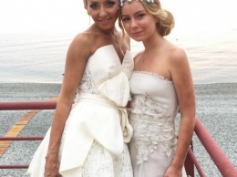 Дочь Навки опубликовала в сети фото с мамой в свадебном платье
