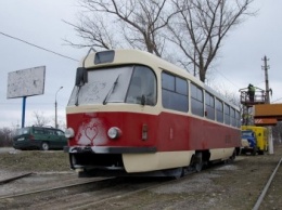 На мариупольских дорогах появились чешские трамваи (ФОТО)