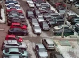 Не парковка, а тетрис: дикое фото одесского двора (ФОТО)