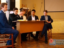 На школьных дебатах в Павлограде обсудили украинские конституции разных лет (ФОТО)