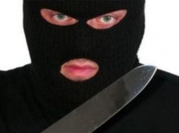 В Геническе злоумышленники, вооруженные ножами, ограбили магазин