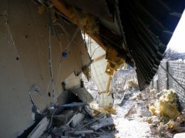 В Докучаевске обстрелом повреждена пятиэтажка и два магазина (ФОТО)