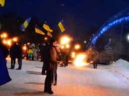 Реконструкцией боя, минутой молчания и факельными шествиями почтили память павших под Крутами студентов в украинских городах