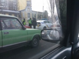 В Кременчуге водитель Опеля стукнул служебный автомобиль патрульной полиции и получил протокол