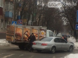 Очередное ДТП на Маслова-Сердюка: в Кременчуге грузовик с хлебом протаранил Nissan (ФОТО)
