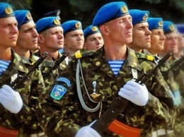 Порошенко поздравил украинских воинов-десантников
