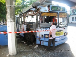ДТП в Одессе: троллейбус врезался в дерево - пострадали 11 человек. ФОТО