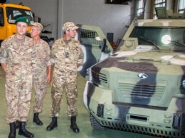 "АвтоКрАЗ" передал пограничникам восстановленный бронеавтомобиль Кугуар