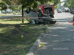 ДТП в Киеве: на бульваре Верховного Совета опрокинулся Volvo-340 - погибла молодая женщина. ФОТО