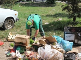 Спустя месяц симферопольский парк по-прежнему утопает в мусоре