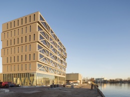Архитекторы предложили концепт деревянного здания, питаемого солнечной энергией