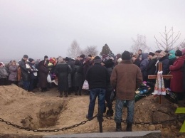 В Овидиополе похоронили подозреваемого в кровавом убийстве: проститься с Погореловым пришли сотни человек
