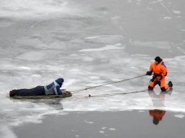 В Николаеве спасатели вытащили с реки мужчину, который решил покататься на тонком льду