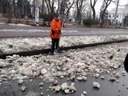 В Одессе дворники продолжают бросать лед и слежавшийся снег на проезжую часть