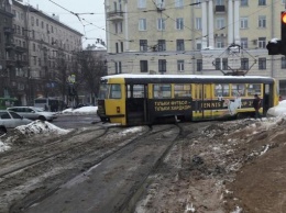 В Харькове трамвай развернуло поперек путей, а троллейбус сбил светофор (Фото)