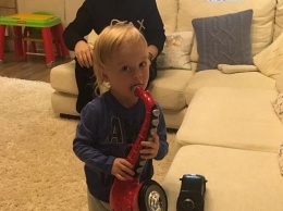 Старшие Пресняковы приучают маленького внука к музыке