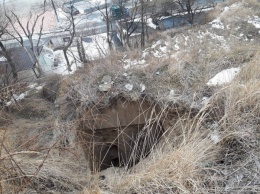 На склонах рядом с Аркадийской лестницей образовались дыры (фотофакт)