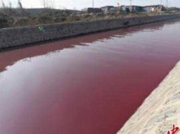 Кроваво-красная река в Китае: опубликованы фото
