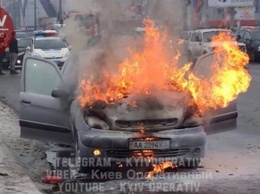 В Киеве на ходу загорелся автомобиль (Видео)