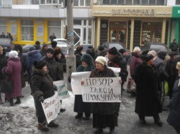 Недомитинг недопротеста: у стен прокуратуры в Покровске прошла молчаливая акция