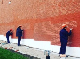 В Москве коммунальщики красят лед на домах в модный красный цвет