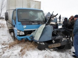 В Луганской области легковушка при обгоне попала под грузовик - двое погибших