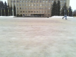 Славянская площадь превратилась в ледовый каток