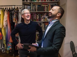 Глава Apple Тим Кук во Франции встретился с известным модельером Жюльеном Фурнье и сооснователями сервиса VizEat