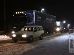 Криворожские полицейские помогали освободить фуры из снежного плена