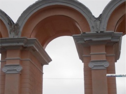 В Керчи развалилась арка, отремонтированная за два миллиона рублей