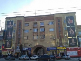 Историческое здание в центре Запорожья облепили рекламой: горожане возмущены, - ФОТО