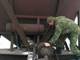 На Николаевщине обнаружили подозрительные коробки, примотанные к товарным вагонам