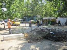 На улице Космонавтов убрали незаконную автостоянку