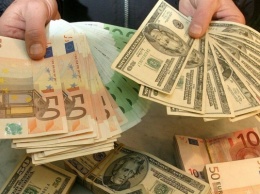 Эксперты: Доллар и евро нужно покупать в августе
