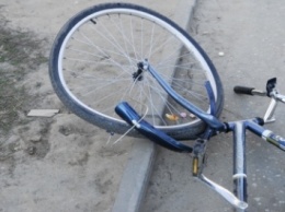 В Мелитополе велосипедистка выехала на "встречку" и врезалась в КАМАЗ