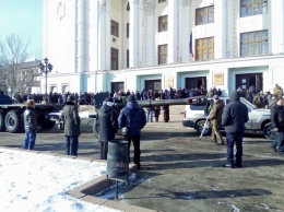 Массовка уже не та: в Донецке показали изнанку " многотысячных похорон" Гиви. Фотофакт