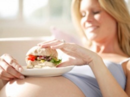 Ученые выяснили, что прием женщиной пищи во время родов поможет быстрее родить