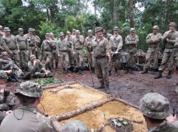 Пользователи Сети разыскивают 12 английских солдат в джунглях Брунея