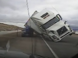 В США грузовик сдуло ветром