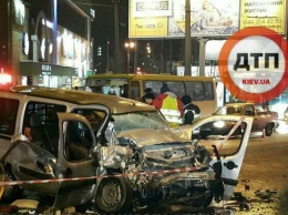Смертельная авария в Киеве: бус влетел в авто с семьей (фото)