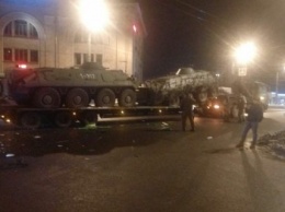 В Харькове водитель автобуса "остановил" колонну военной техники (ФОТО)