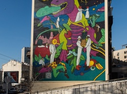 В Киеве появился 10-метровый мурал "Говорящий динозавр", сложенный из мозайки