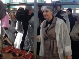 Это просто ужас!»: Ревизор со скандалом проверила качество мяса на рынке в Николаеве (ВИДЕО)