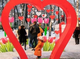 Шуточная свадьба, тематическая фотозона, дискотека: как в парке Горького День влюбленных отмечают