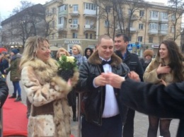 Свадьба на морозе: на Театральной площади Мариуполя мерзли женихи и невесты (ФОТО+ВИДЕО)