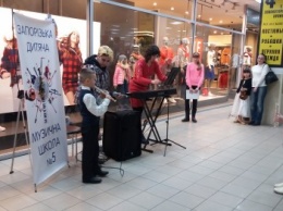 Ученики музыкальной школы устроили концерт посреди торгового центра, - ФОТОФАКТ