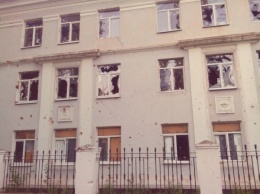 Школу в Марьинском районе "изрезали" обломки после обстрела